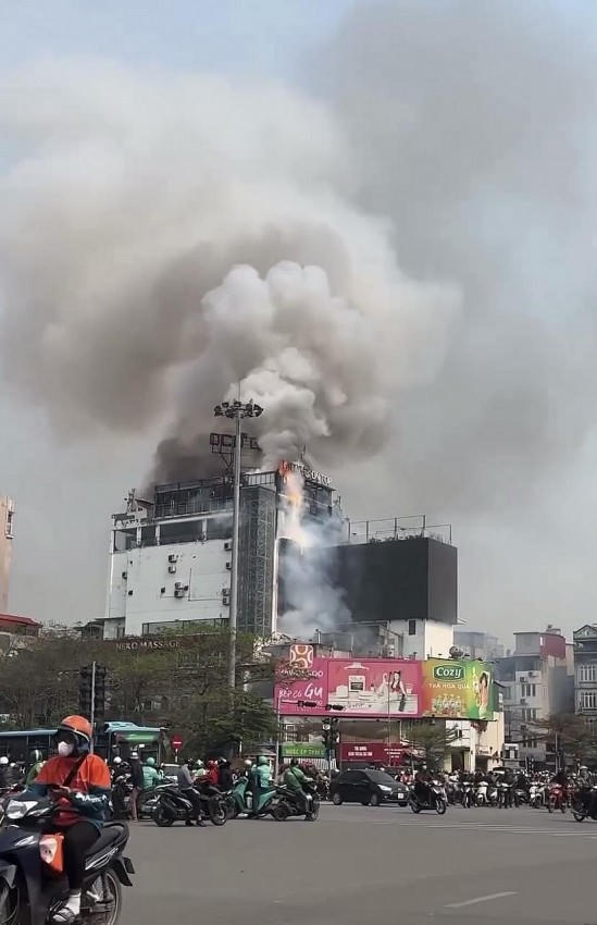 Cháy lớn kèm khói bao trùm tòa nhà.