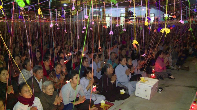 Ở Việt Nam, trong ngày Rằm tháng Giêng người ta thường đi chùa để cầu bình an. Ảnh Huyền Trang.