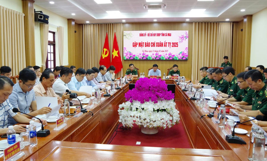 Đại biểu tham dự buổi gặp mặt báo chí.