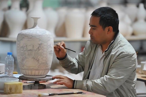 Nghệ nhân ưu tú Phan Văn Vang say mê với nghề Gốm Bồ Bát.