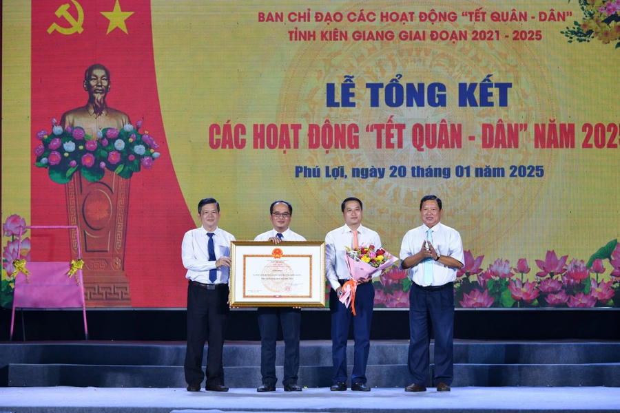Ông Giang Thanh Khoa -Phó Chủ tịch UBND tỉnh Kiên Giang trao quyết định của Chủ tịch UBND tỉnh Kiên Giang công nhận xã Phú Lợi, huyện Giang Thành đạt chuẩn nông thôn mới 2024. Ảnh: Phương Vũ.