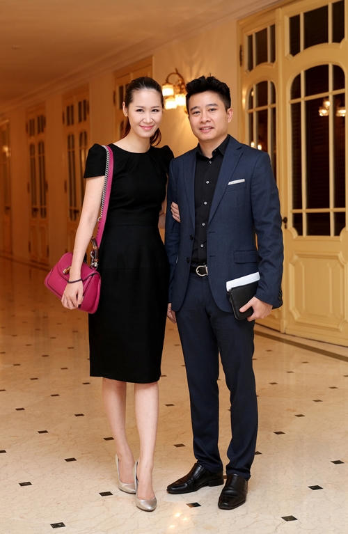 Vợ chồng Dương Thùy Linh sánh đôi đến ủng hộ em trai.