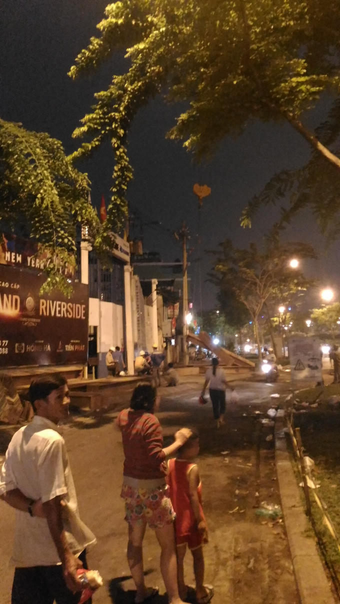 Người dân quanh khu vực chưa hết hoảng sợ