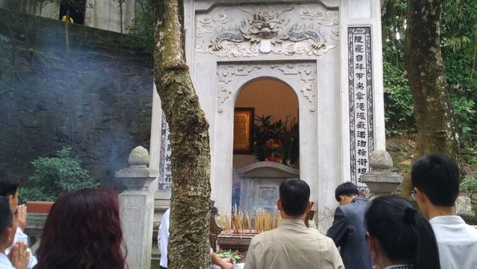 Người dân thành kính dân hương lăng vua Hùng. Ảnh: Xuân Hồng.