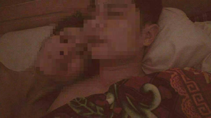 Những ảnh "nóng" có gương mặt của Chủ tịch xã Thanh Xuân và nữ cán bộ được đăng tải trên mạng facebook.