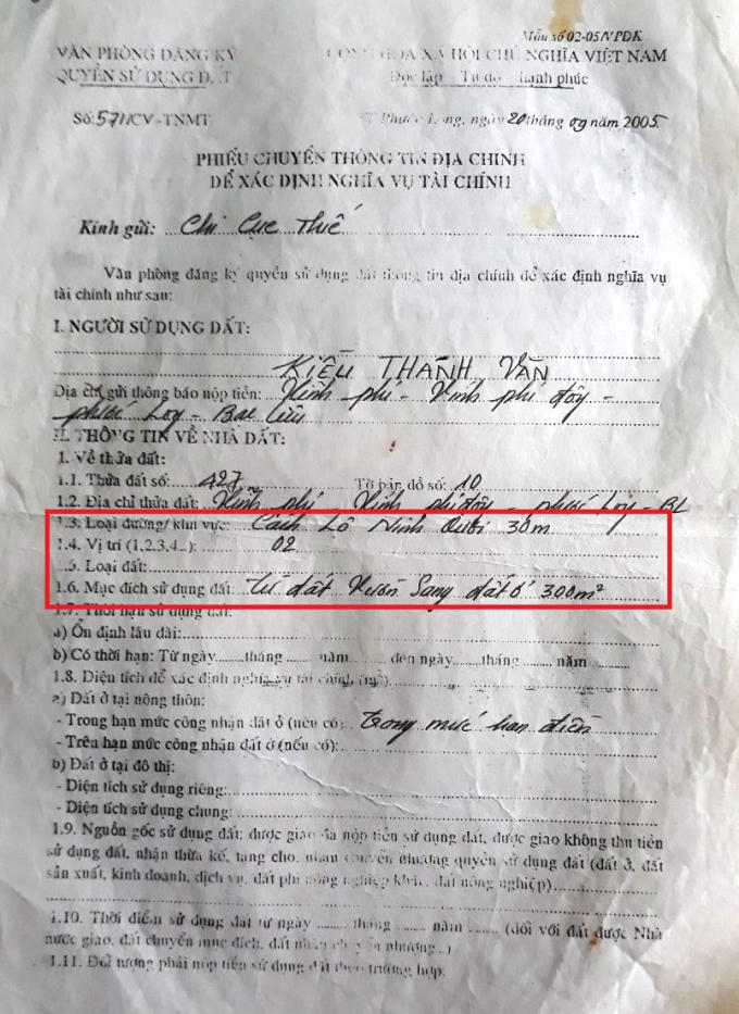Phiếu chuyển thông tin địa chính để xác định nghĩa vụ tài chính số 571/CV-TNMT của Văn phòng Đăng ký Quyền sử dụng đất gửi Chi cục thuế huyện Phước Long thể hiện, phần đất ở của ông Văn thuộc vị trí 2 (cách lộ Ninh Quới 30m).