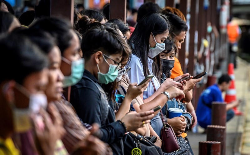 Giờ đây, mọi người nhìn điện thoại nhiều hơn nhìn vào mắt nhau. (Ảnh minh họa)