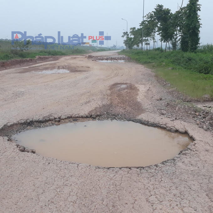 Hố ổ gà rất to và nhiều nước.