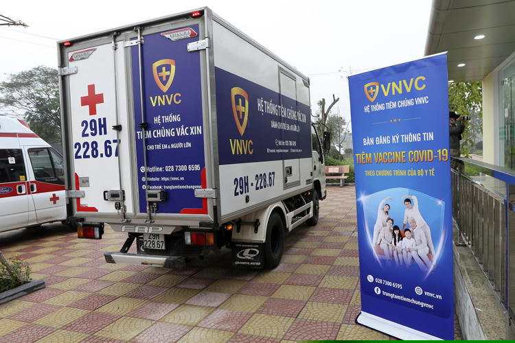 accine được đưa đến Bệnh viện Bệnh Nhiệt đới Trung ương cơ sở 2 (Hà Nội) để tiêm cho nhân viên y tế. Ảnh minh họa: Lê Phú/Báo Tin tức.