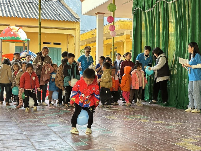 Các em nhỏ hào hứng tham gia các hoạt động vui chơi.
