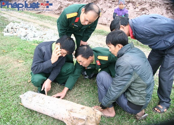 Lực lượng chức năng làm công tác kiểm tra thông tin quả bom.