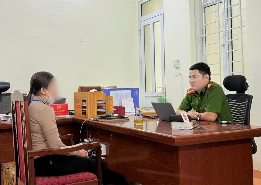 Cán bộ phòng Cảnh sát Hình sự Công an Hà Tĩnh làm việc với chị T. - Ảnh Công an Hà Tĩnh.