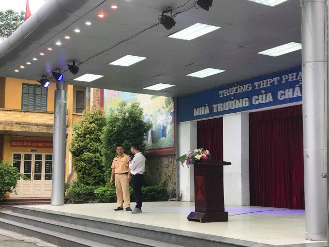 Trung úy Trần Mạnh Hoàng Việt - Báo cáo viên Công an quận Ba Đình giao lưu  kiến thức về ATGT với các em học sinh.