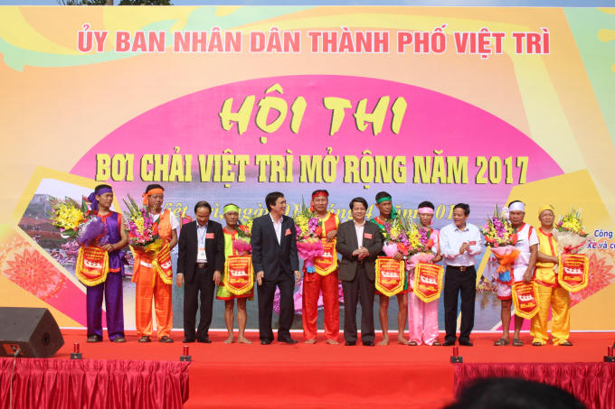 Đồng chí Hoàng Dân Mạc - Bí thư tỉnh ủy lên trao hoa cho các đội tham gia trước khi bắt đầu trận đấu.