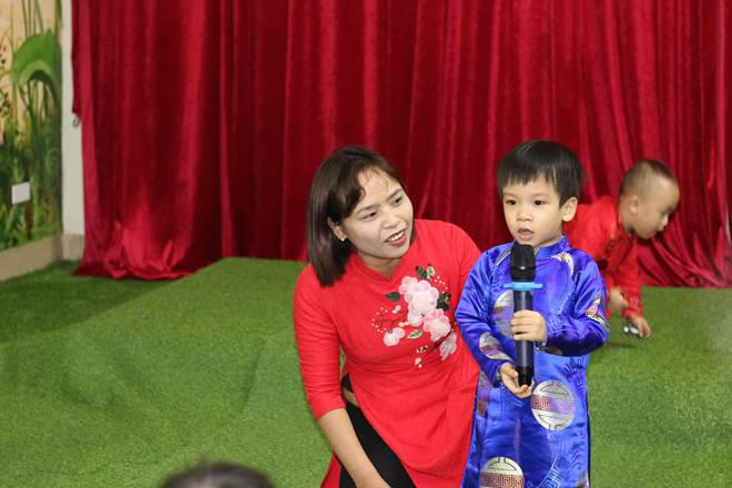 Các bé tham gia các tiết mục văn nghệ.