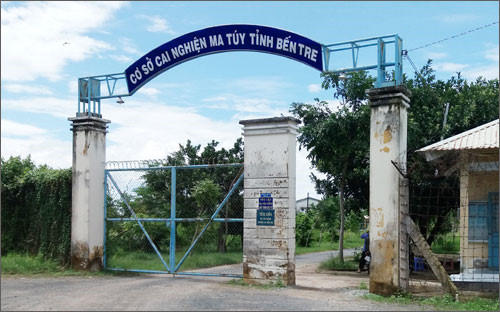 Cổng rào của cơ sở này kém an toàn. (Ảnh: VOV)