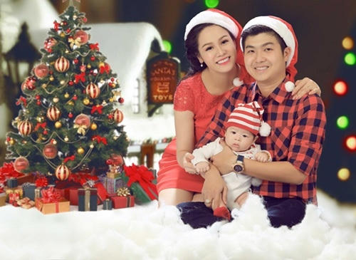 Kỉ niệm Gi&aacute;ng sinh đầu ti&ecirc;n b&ecirc;n con, Nhật Kim Anh v&agrave; &ocirc;ng x&atilde; đ&atilde; thực hiện bộ ảnh Gi&aacute;ng sinh v&ocirc; c&ugrave;ng đầm ấm, hạnh ph&uacute;c.