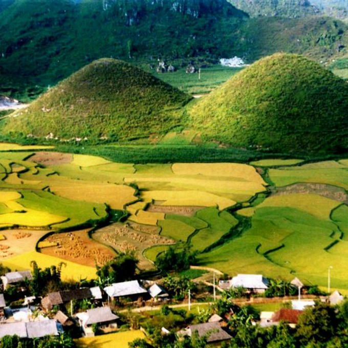 Những con đường uốn lượn quanh chân núi tạo nên nét thơ mộng cho nơi đây.
