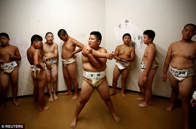 Hàng trăm em nhỏ đã tham gia cuộc thi đấu vật sumo dành cho trẻ nhỏ. (Ảnh: Reuters)