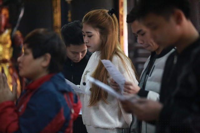 Lượng người đến làm lễ đông, đứng chật kín trong khuôn viên chùa