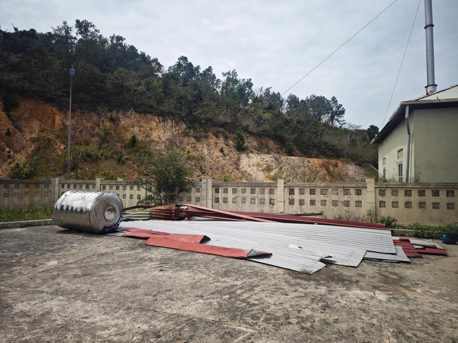 Do không hoạt động một thời gian dài lại không được bảo dưỡng, sau bão Yagi (tháng 9/2024) bể chứa nước, mái tôn bị vò nát vẫn nằm im chỗ cũ không được sửa chữa.