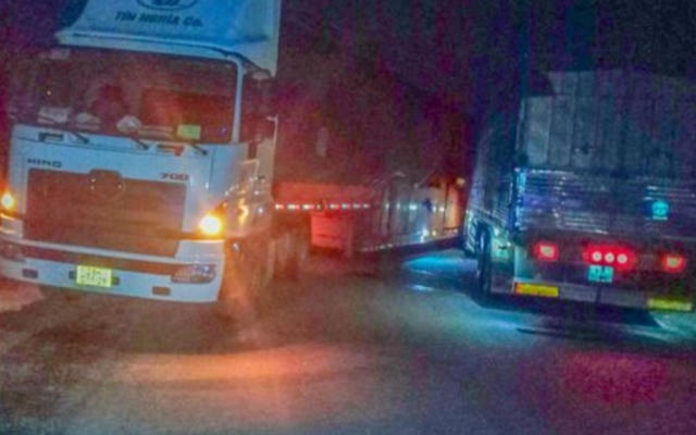 Đắk Lắk: Xe container va chạm xe tải trên đèo Phượng Hoàng, giao thông kẹt cứng
