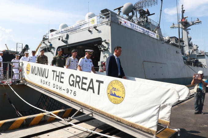 Lễ đ&oacute;n t&agrave;u được tổ chức trang trọng ngay tại cầu cảng Ti&ecirc;n Sa.&nbsp;