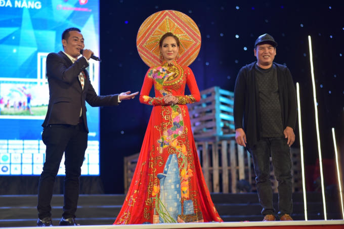 Hồng Minh The Voice Kids ng&agrave;y n&agrave;o giờ ho&aacute; thiếu nữ xinh đẹp trong đ&ecirc;m diễn