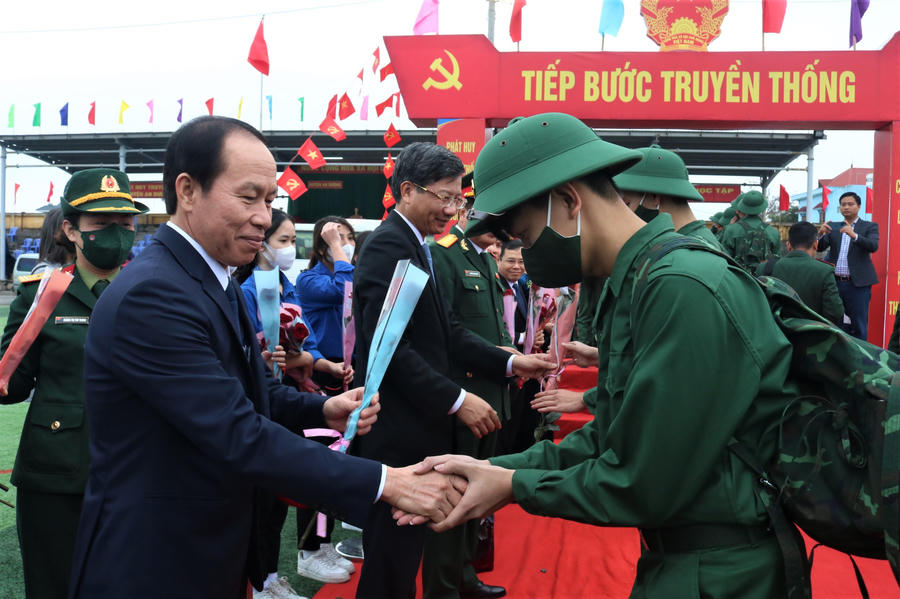 Bí thư Thành ủy Hải Phòng Lê Tiến Châu tặng hoa chúc mừng các công dân lên đường làm nhiệm vụ bảo vệ Tổ quốc.