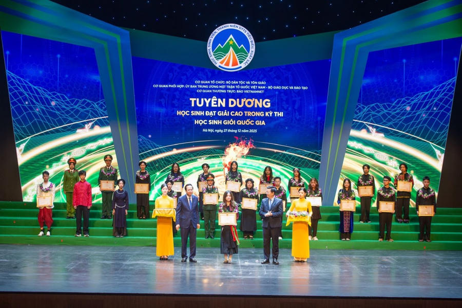 Phó Thủ tướng Chính phủ Mai Văn Chính, Bộ trưởng Bộ Dân tộc và Tôn giáo Đào Ngọc Dung trao tặng bằng khen cho các học sinh, sinh viên dân tộc thiểu số tiêu biểu. (Ảnh: moet.gov.vn)