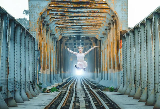 Một trong những bức ảnh được cộng đồng mạng cho là gây nguy hiểm cho vũ công.