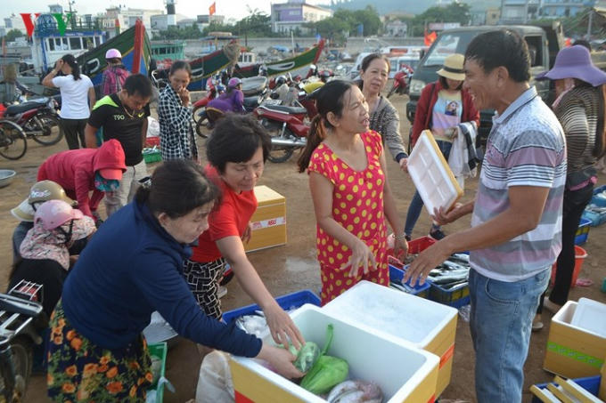Đến với phiên chợ cá còn có nhiều khách du lịch. Tới đây, du khách không chỉ mua được hải sản tươi ngon còn nguyên ánh bạc mà còn khám phá nhiều nét văn hóa đặc sắc về nghề đi biển của người dân đảo.