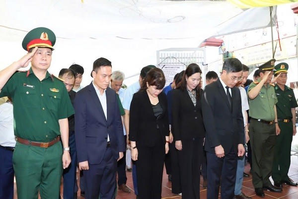 Đoàn đại biểu tỉnh Quảng Ninh đến viếng liệt sĩ Thiếu tá Nguyễn Đăng Khải.