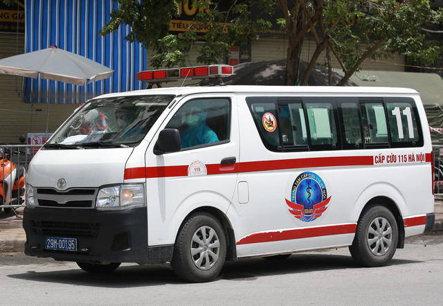 Sáng 20/8, Ban Chỉ đạo phòng chống dịch COVID-19 quận Hoàng Mai phát đi thông báo, đề nghị những ai ở khu vực chung cư HH Linh Đàm hoặc đã từng đi qua khu vực này từ 10/8 đến 20/8 có biểu hiện ho, sốt cần liên hệ ngay với trạm y tế gần nhất hoặc Trung tâm Y tế quận Hoàng Mai (024.36332628) hoặc CDC Hà Nội (0969.082.115/0949396115) để được tư vấn.