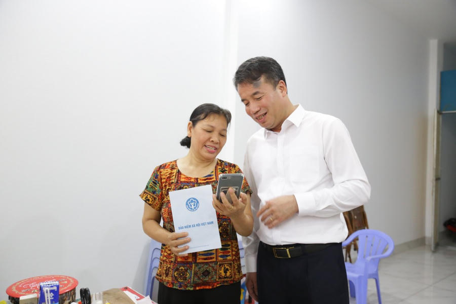 Ngay trong đầu giờ chiều ngày 01/7 bà Lê Thị Chí (61 tuổi, phường Kiến Hưng, quận, Hà Đông, TP.Hà Nội) đã nhận lương hưu qua tài khoản ATM với số tiền là 2.344.400 đồng.
