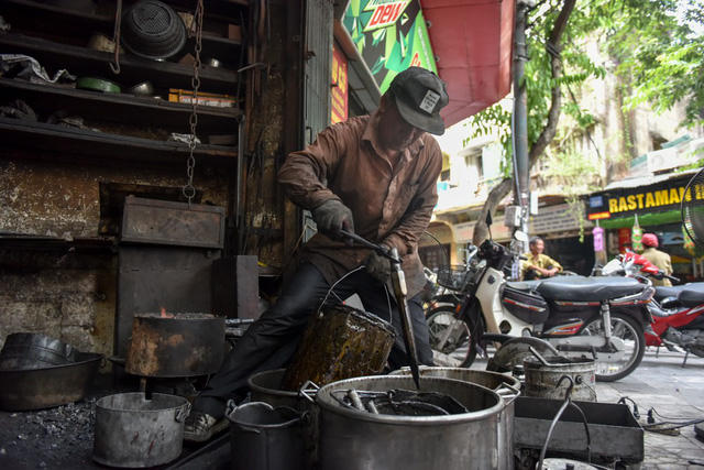 Những mũi khoan được ông làm rất tỉ mỉ, chính vì thế khách làm một lần là nhớ tới ông nên lúc nào cửa hàng cũng đông khách.