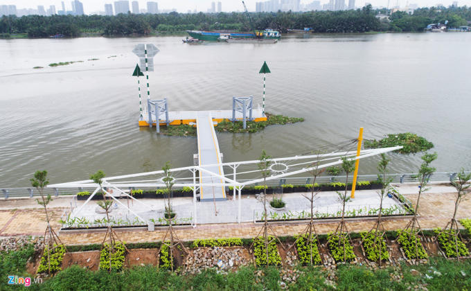 Một số người dân khu vực này cho biết họ khá hào hứng với dự án buýt sông này bởi ở ngoại thành có thể vào trung tâm quận 1 với thời gian ngắn, dễ dàng so với di chuyển bằng đường bộ.