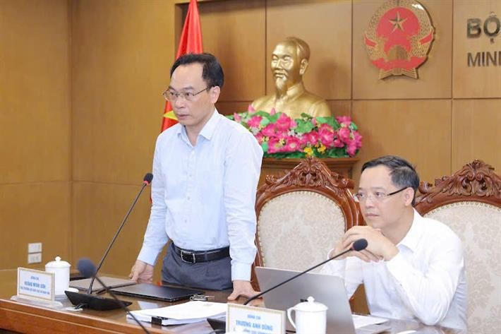 Thứ trưởng Bộ GD&ĐT chia sẻ tại hội nghị.