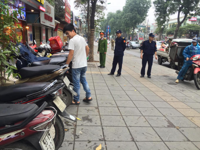 Lực lượng Công an phường ra quân tại tuyến phố Giảng Võ.