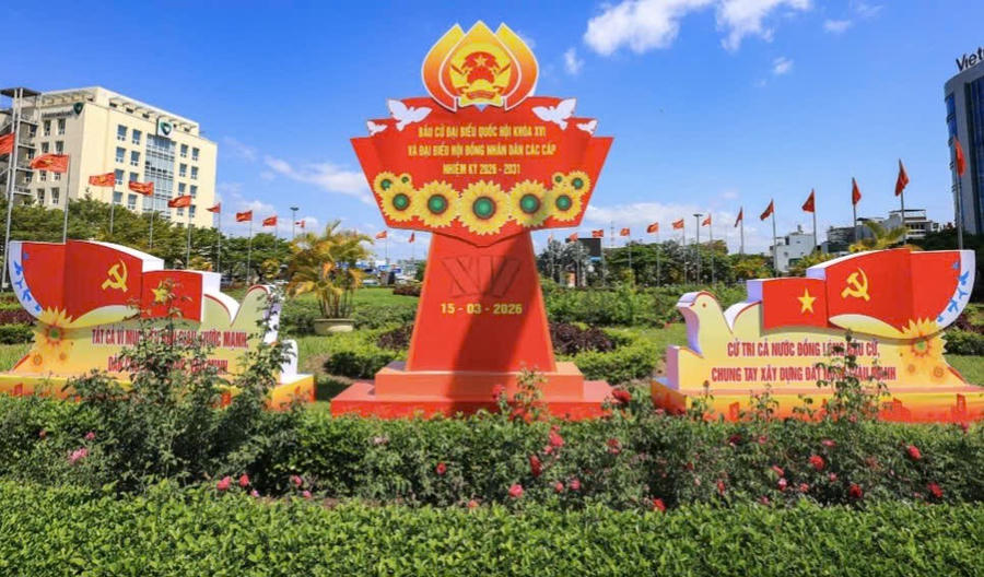 Rực rỡ cờ hoa đón chào ngày hội lớn của đất nước. Ảnh: Báo Quảng Ngãi
