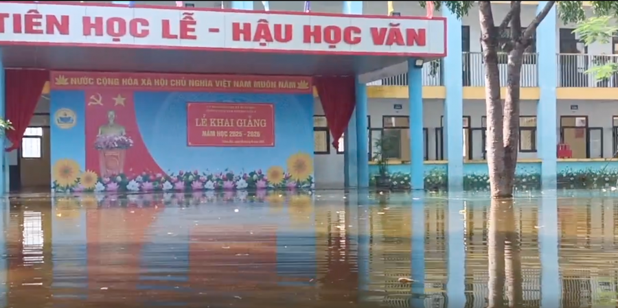 Khu vực bên trong sân trường vẫn đang bị ngập lụt sâu.