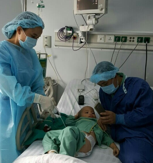 Bảo được chăm sóc trong điều kiện đặc biệt sau ghép tại Vinmec nhằm tránh các nguy cơ nhiễm trùng, đảm bảo cho tủy mới mọc và sinh máu bình thường.