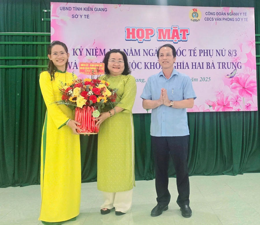 Ông Hồ Văn Dũng, Giám đốc Sở Y tế tỉnh Kiên Giang tặng hoa cho chị em phụ nữ nhân Kỷ niệm 115 năm Ngày Quốc tế Phụ nữ và 1985 năm khởi nghĩa Hai Bà Trưng