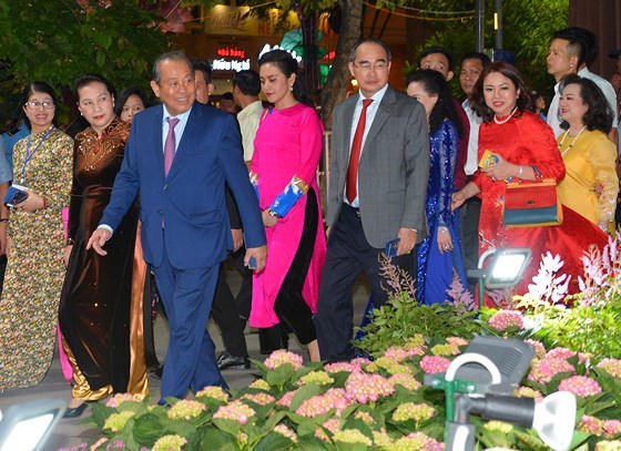 Các đồng chí lãnh đạo cùng các đại biểu tham quan đường hoa Nguyễn Huệ.