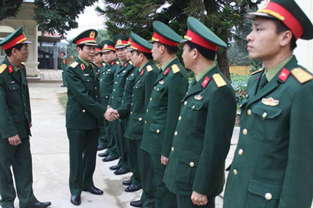 Trung tướng Nguyễn Tân Cương, Ủy viên Trung ương Đảng, Phó Tổng Tham mưu trưởng QĐND Việt Nam kiểm tra công tác chuẩn bị huấn luyện chiến sĩ mới năm 2019 tại Bộ Tư lệnh Thủ đô Hà Nội vào sáng 19/2/2019.