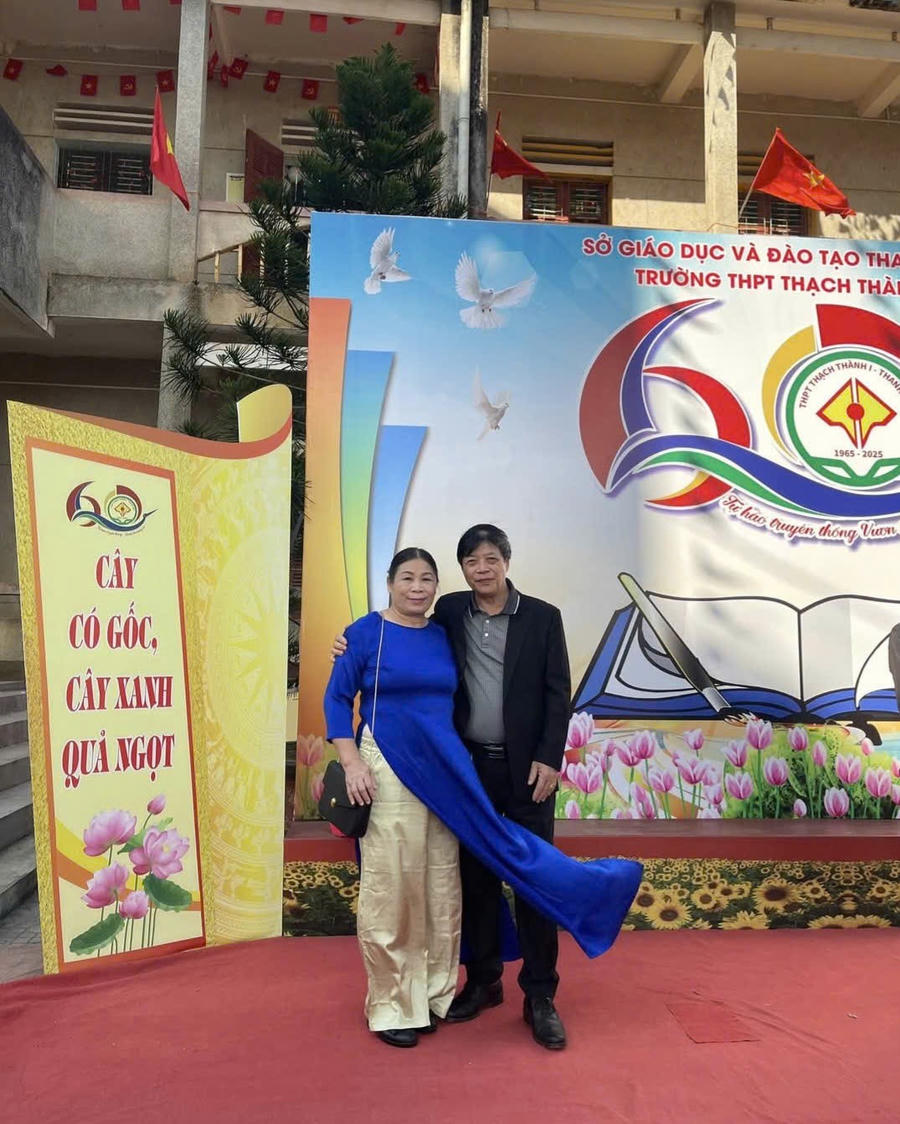 Thầy Đinh Văn Ba và vợ cô Tôn Thị Thanh trong một lần dự Lễ kỷ niệm tại trường THPT Thạch Thành