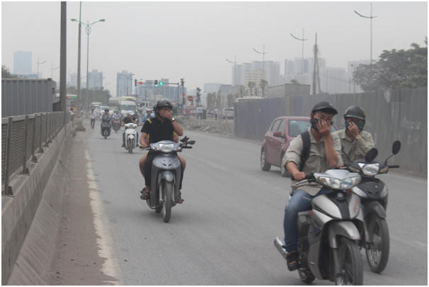 Người đi đường phải li&ecirc;n tục d&ugrave;ng tay che miệng để tr&aacute;nh bụi.