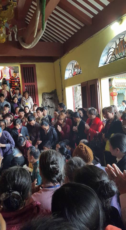 Du khách hành hương ngày càng đông tại chùa ngày càng đông. (ảnh: Minh Long).