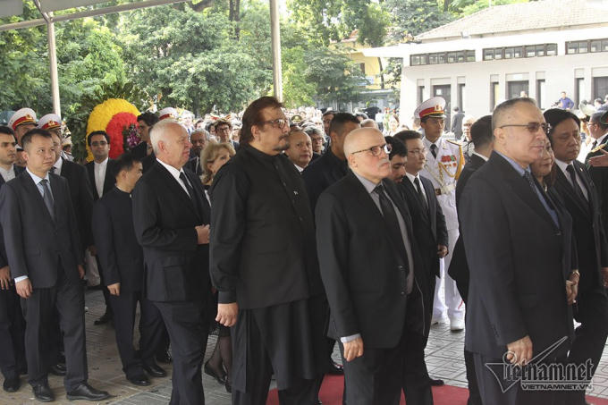 Nhiều đo&agrave;n c&aacute;c đại sứ, đại biện, cơ quan quốc tế, ngoại giao ở Việt Nam đến viếng