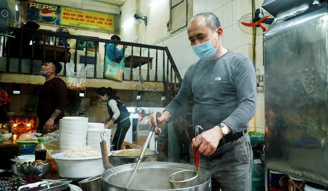 Ông Nguyên (chủ quán) cho biết khách khá ủng hộ.